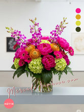 Arreglo de Peonías Fuchsia y Orquídeas Lila en Florero de Vidrio